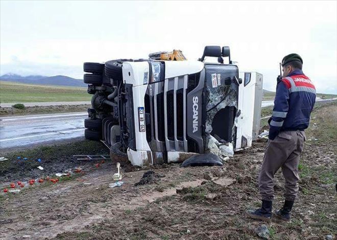 TIR Devrildi Bir Kişi Yaralandı
