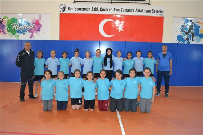 Aksaray´da kız çocuklarını hentbolla geleceğe hazırlıyorlar