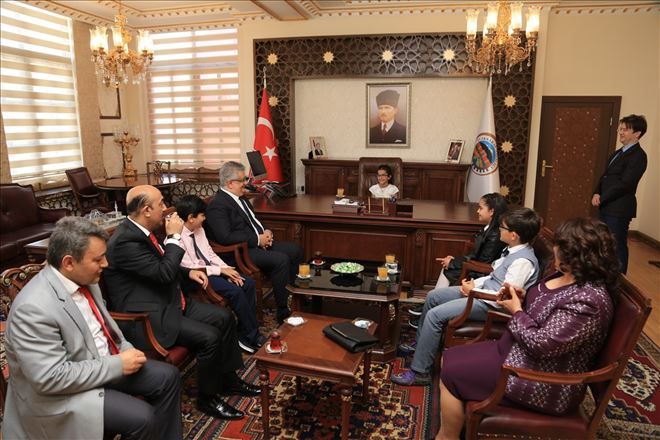 Aksaray´da Çocuklar Vali Koltuğuna oturdular
