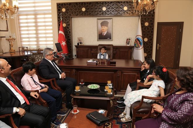 Aksaray´da Çocuklar Vali Koltuğuna oturdular