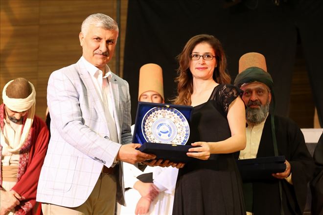 ASÜ´de Sahnelenen ?? İle Mecnun? Büyük İlgi Gördü