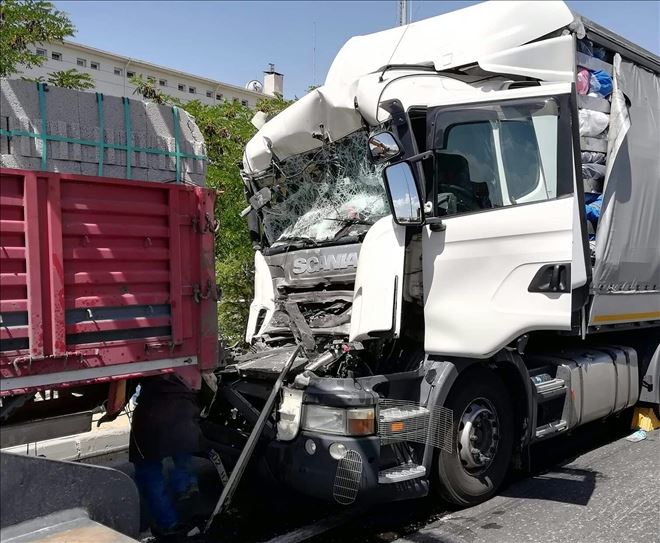 TIR Başka Bir TIR´ın Dorsesine Çarptı 1 Kişi Yaralandı