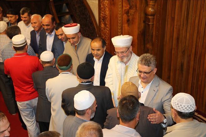 Aksaray´da Huşu İçerisinde Bayram Namazı Kılındı