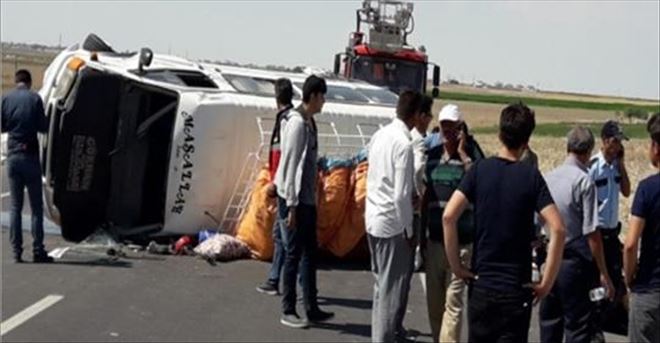 Mevsimlik işçileri taşıyan minibüs devrildi:10 yaralı