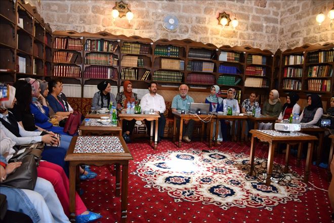 Ebru Sanatının Ustası Kursiyerlere Deneyimini Paylaştı