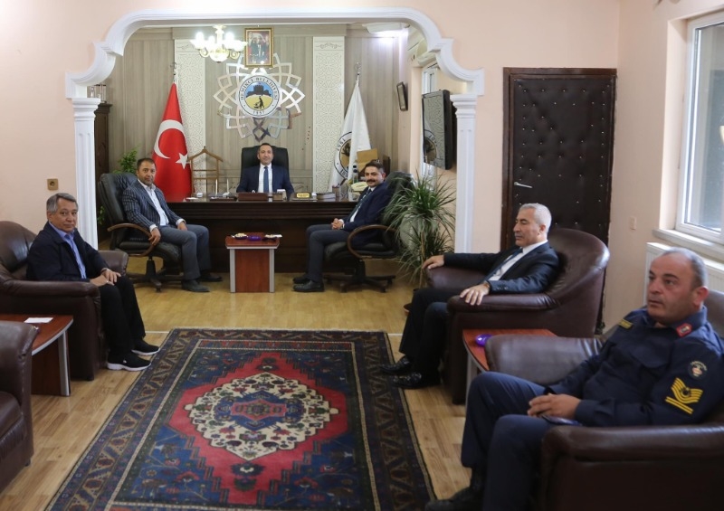 Vali Mantı Gülağaç ve Demirci Belediye Başkanlığını ziyaret etti