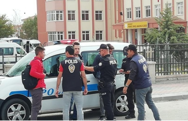 Polis okul çevresindeki iş yerlerinde denetim yaptı.