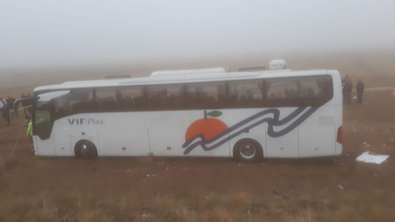 Aksaray'da Yolcu Otobüsü Kaza Yaptı 1 Kişi Öldü 44 Kişi Yaralandı