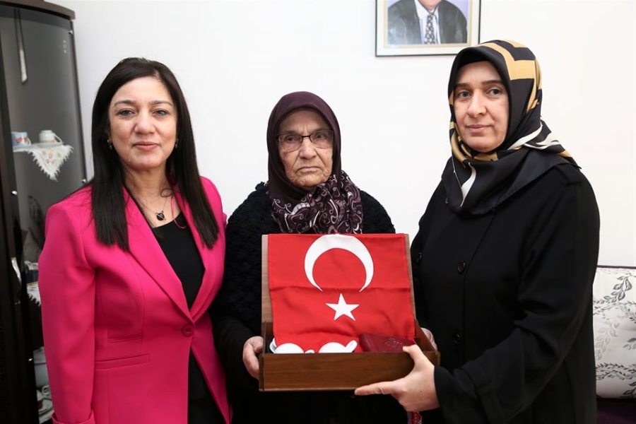 Vali'nin Eşi İşıl Mantı Şehit Anasını Ziyaret Etti