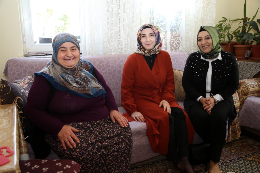 Belediye Başkanı Evren Dinçer’in Eşi Merve Dinçer, İhtiyaç Sahibi Vatandaşları Evlerinde Ziyaret Ederek Hayır Dualarını Alıyor