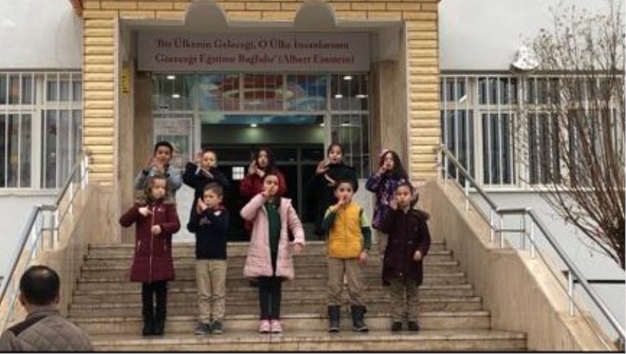 İstiklal Marşı'mızın ilk iki katısını işaret dili ile ifade ettiler
