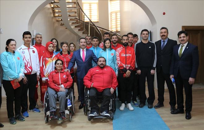 Şampiyonlardan Vali Ali Mantı´ya Ziyaret