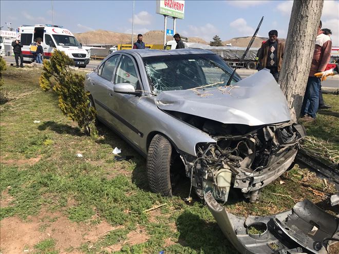 Otomobil ağaca çarptı 2 kişi yaralandı