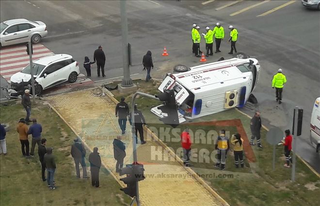 Otomobil Ambulans Çarpıştı 5 Kişi Yaralandı