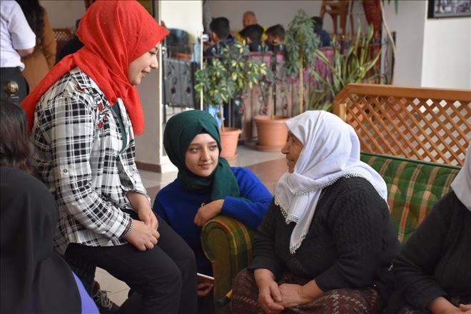 Aksaray Somuncu Baba Lisesi Öğrencileri Huzur Evinde Yaşlıları Ziyaret Ederek Ellerini Öptüler