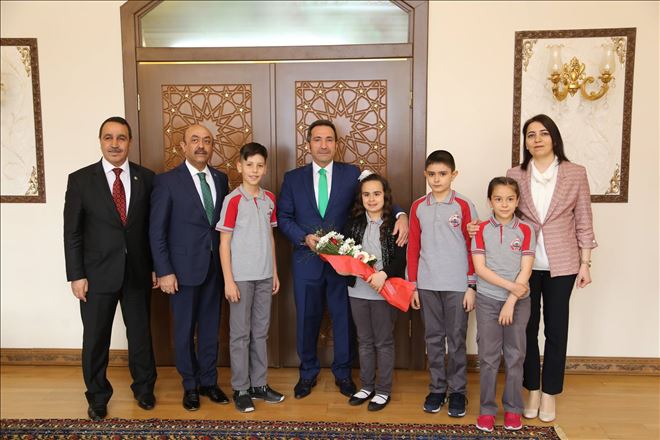 Çocuk Vali Valilik makamında çocuklara seslendi