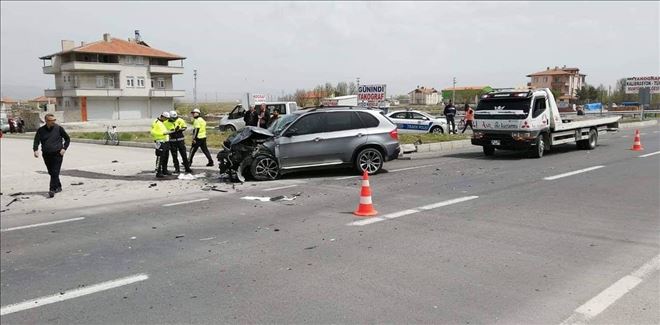 İki Otomobil Çarpıştı 2 kişi Ağır Yaralandı