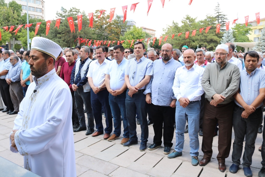 Aksaraylılar Muhammed Mürsî İçin Giyabi Cenaze Namazına Durdu