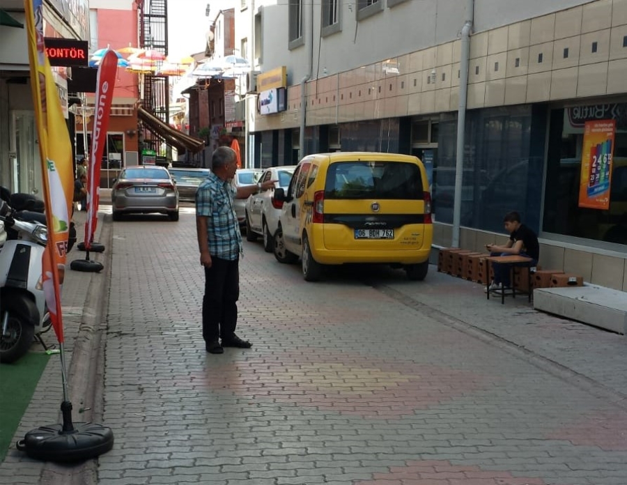 Trafiğe kapalı sokaktaki araç parkı yayaları ve esnafları isyan ettirdi
