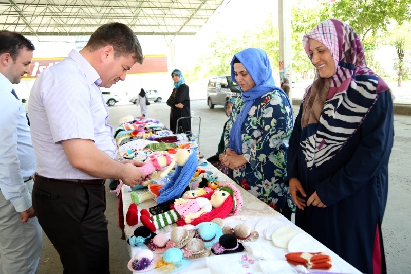 Başkan Evren Dinçer, Hanımeli Pazarı’nda Hanım Esnafları Ziyaret Etti