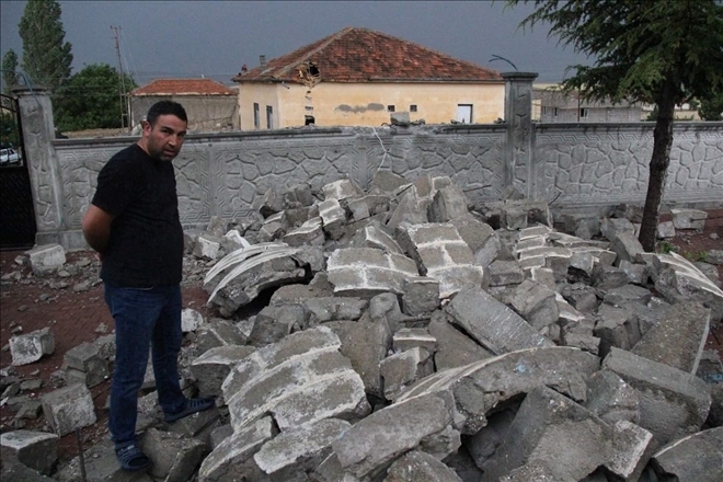 Fırtına caminin minaresini yıktı