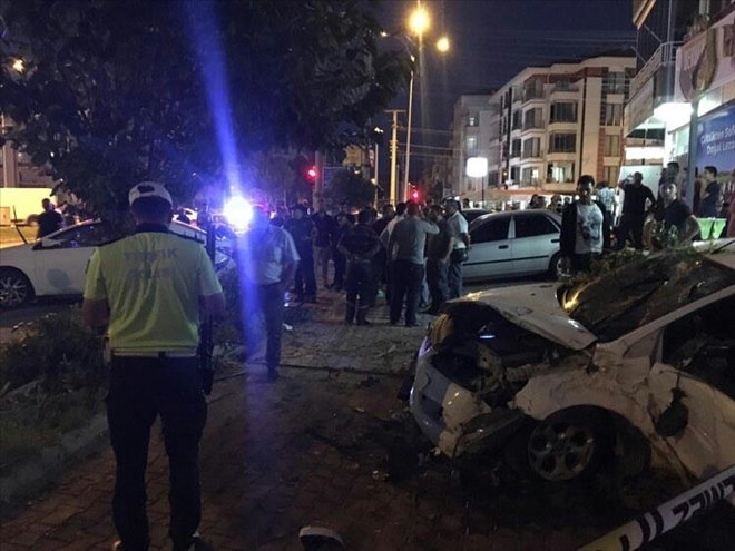 Otomobil Bisikletçi, Ağaç ve Duvara Çarparak Durdu