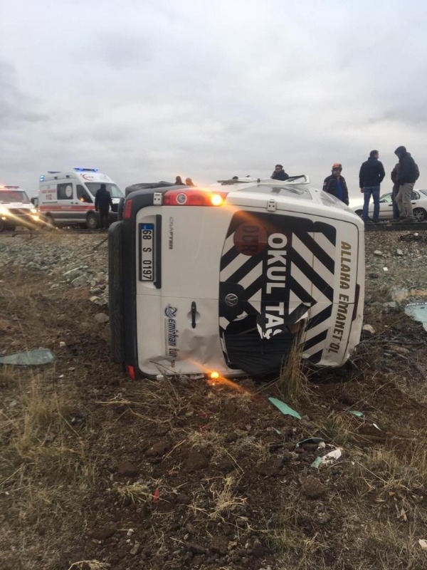Aksaray’da otomobil İle servis minibüsü çarpıştı 16 kişi yaralandı