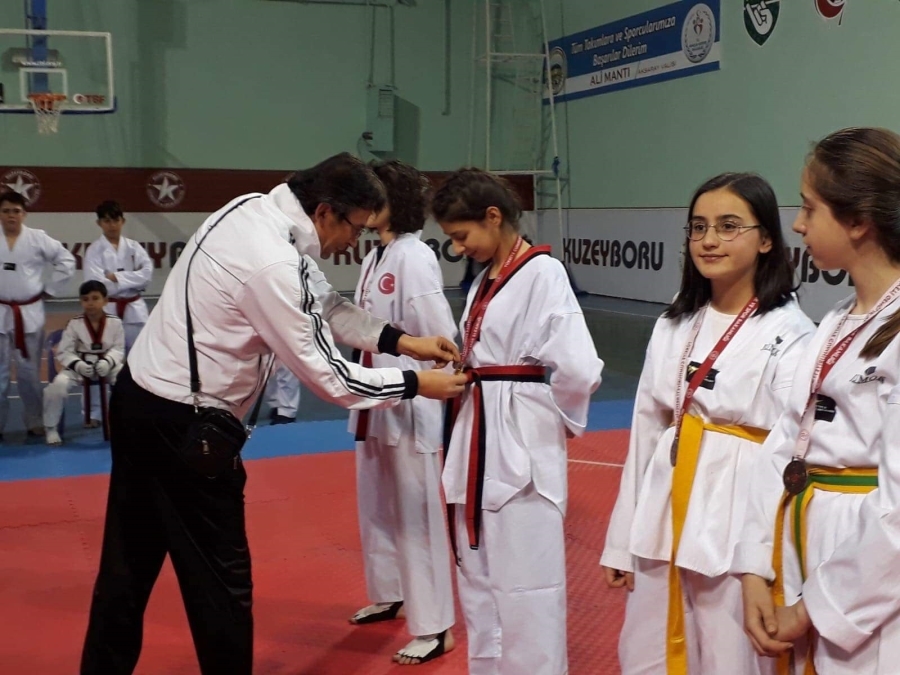 Aksaray Ortaokulu Başarıdan Başarıya Koşuyor