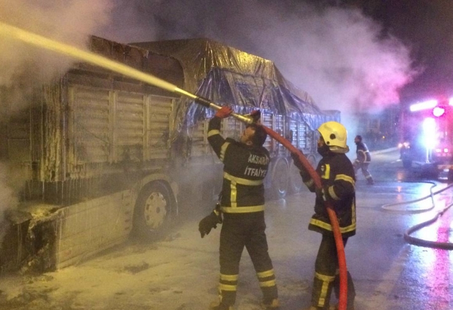 Aksaray'da Hareket Halindeki TIR Yandı Korkulu Saatler Yaşandı