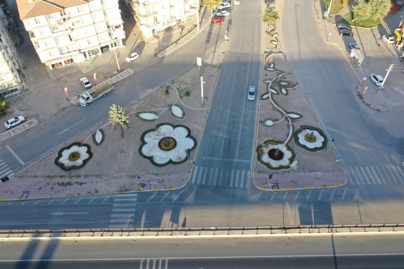 Kavşak ve Orta Refüjler Modern Bir Görünüme Kavuştu