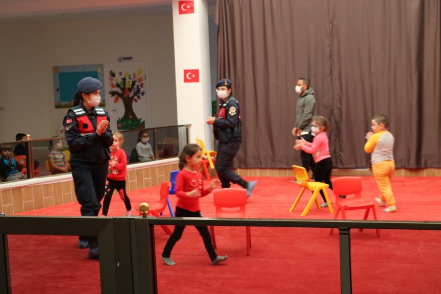 Sağlık İçin Hepimiz İçin Sloganıyla Aksaray Jandarma Komutanlığı Ana Okul ve Fabrika Ziyaretleri Gerçekleştirdi.
