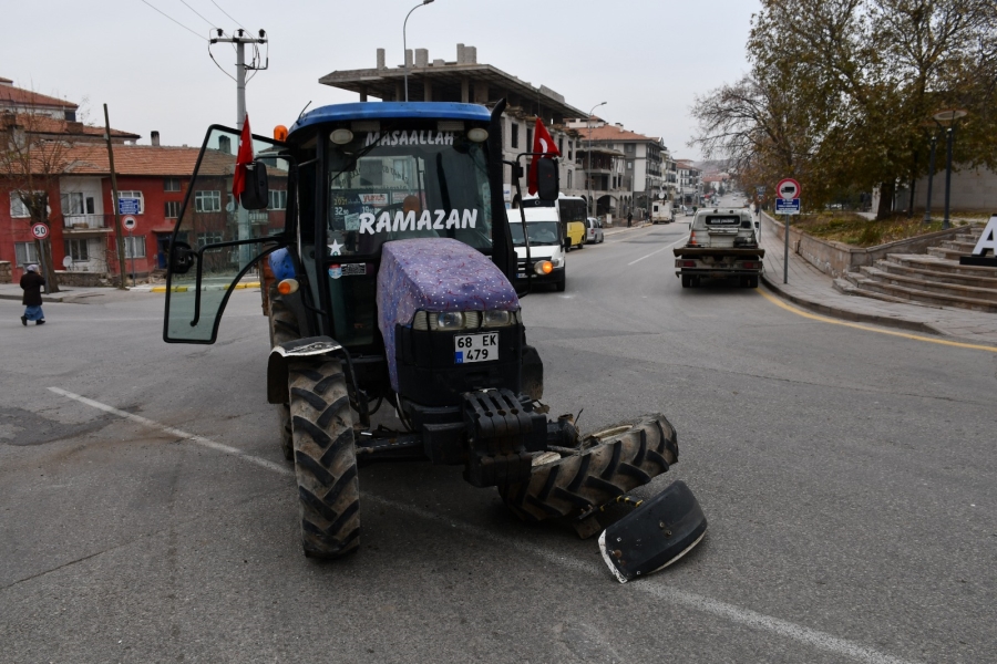 Aksaray'da Traktör İle Otomobil Çarpıştı 4 Kişi Yaralandı