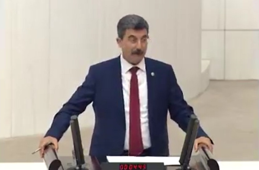 AYHAN EREL KÜRSÜDEN İNMİYOR…
