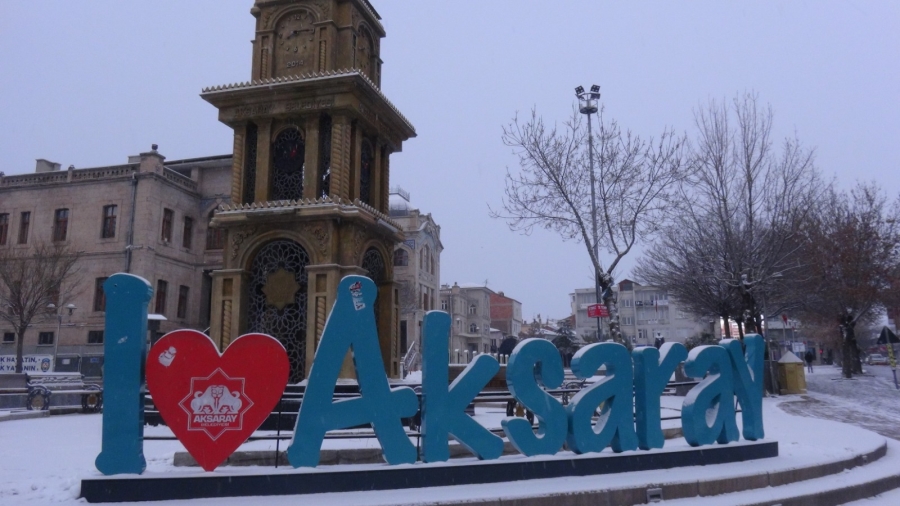 Aksaray’da iki gündür belirli aralıklarla yağan kar etkisini sürdürüyor.