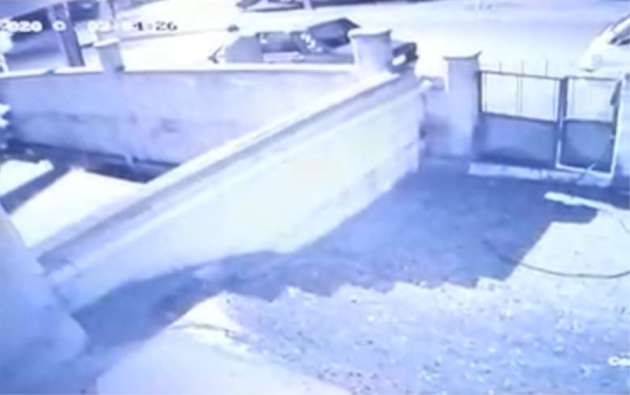 Korkusuz otomobil hırsızı güvenlik kamerasına yakalandı