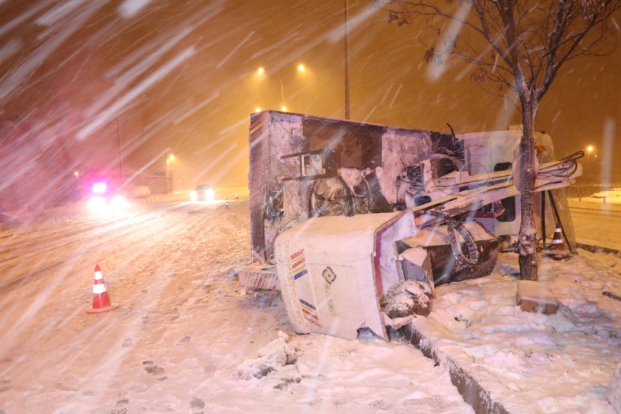 Aksaray'da Elektrik arıza kamyoneti devrildi: 2 yaralı