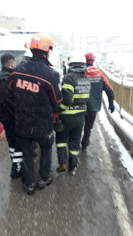 Aksaray'da Diyaliz Hastalarını Taşıyan Araç Kaza Yaptı 3 Kişi Yaralandı