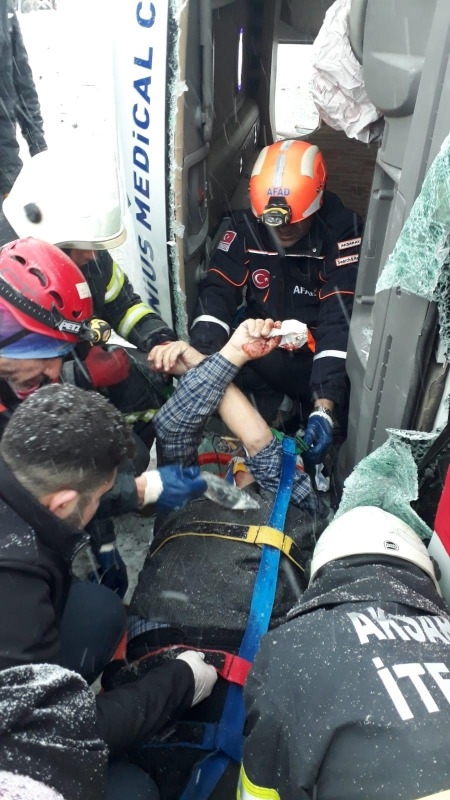 Aksaray'da Diyaliz Hastalarını Taşıyan Araç Kaza Yaptı 3 Kişi Yaralandı