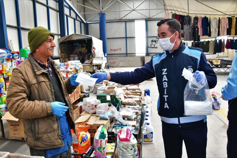 Aksaray Belediyesi Çarşamba Pazarında Maske ve Eldiven Dağıttı