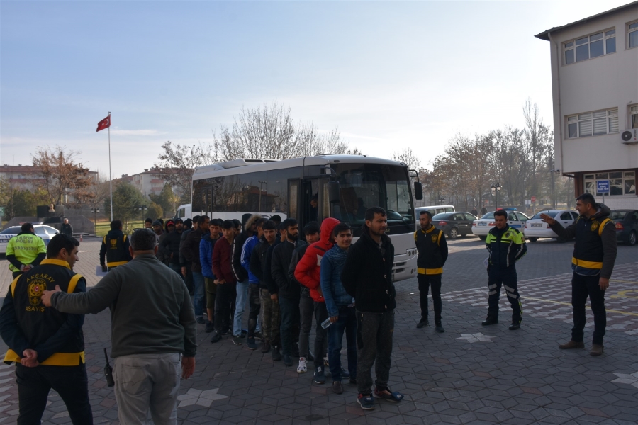 Aksaray'da 121 düzensiz göçmen sınır dışı yapıldı