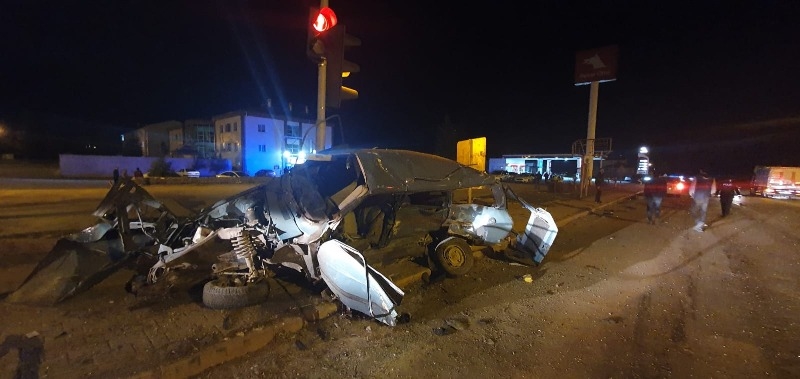 Aksaray'da iki araç kafa kafaya çarpıştı: 1 ölü 1 ağır yaralı