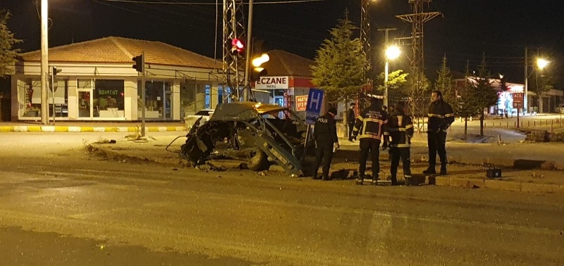 Aksaray'da iki araç kafa kafaya çarpıştı: 1 ölü 1 ağır yaralı