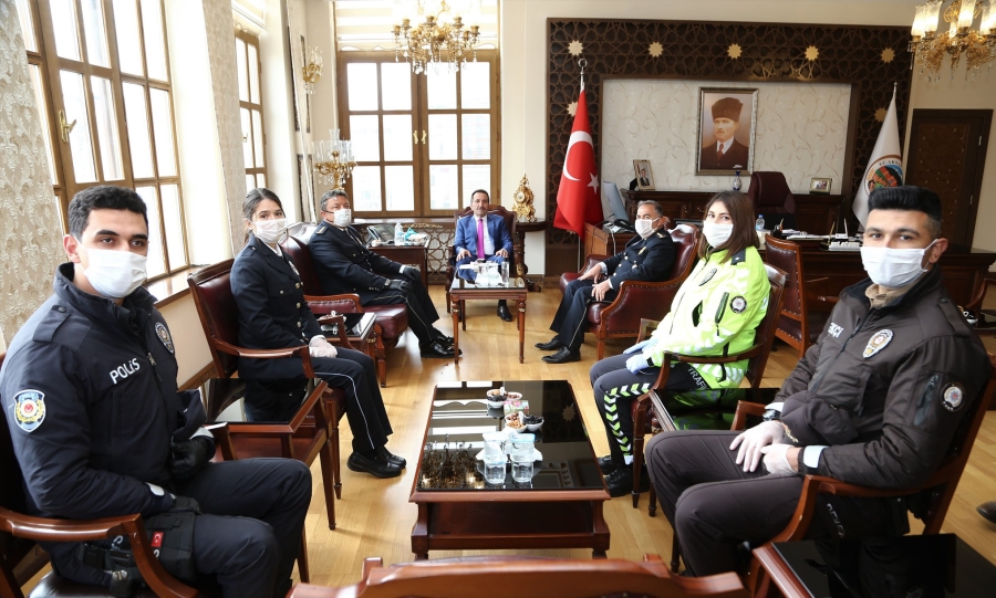 Aksaray Emniyet Müdürü Murat Kolcu ve Beraberindeki Heyet Vali Ali Mantı’yı Ziyaret Etti