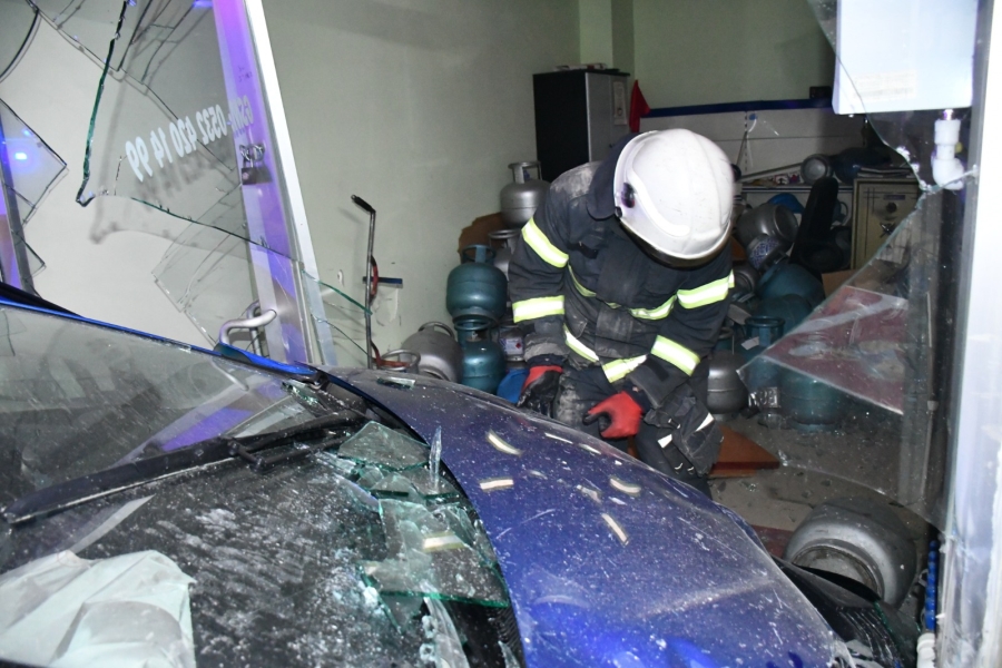 Aksaray’da kontrolden çıkan otomobil tüpçü dükkanına girdi