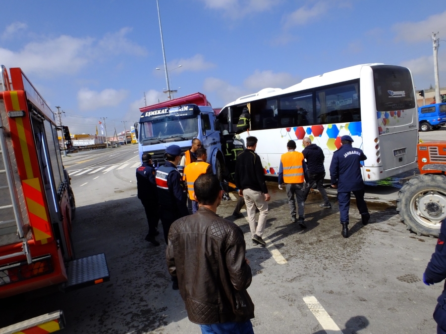Aksaray'da Minibüs İle Kamyon Çarpıştı 2 Kişi Ağır Yaralandı
