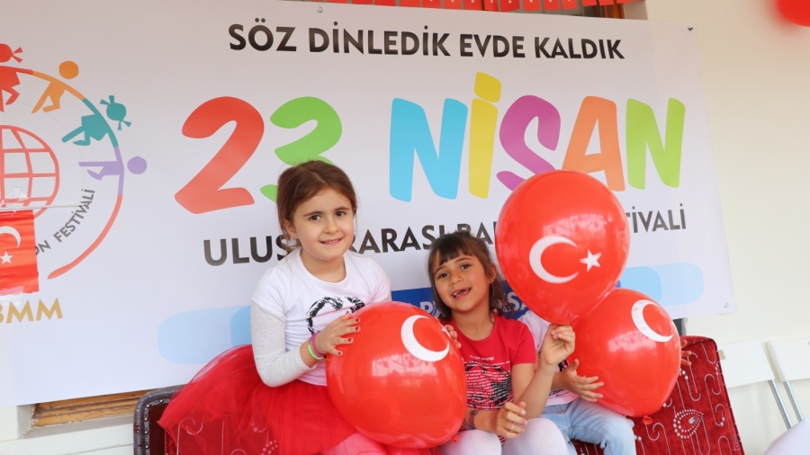 Aksaray’da 23 Nisan balkonlarda coşkuyla kutlandı