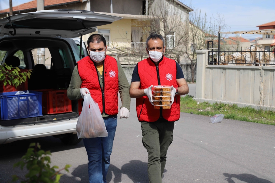 Aksaray'da 450 Aileye her gün iftarda belediye tarafından sıcak yemek servis ediliyor