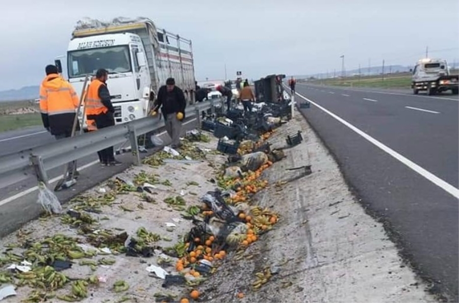 Aksaray'da Meyve Yüklü Kamyonet Devrildi 1 Kişi Yaralandı