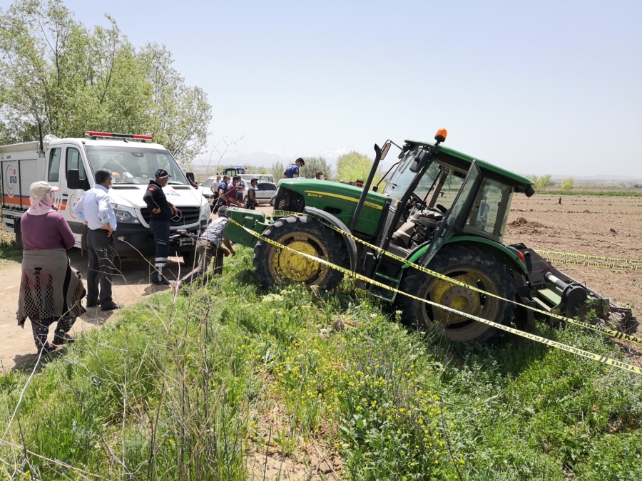 Aksarayda Traktörü temizlemek isterken canından oldu