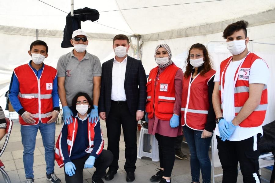 Başkan Evren Dinçer Kızılay görevlilerine ve kan veren vatandaşlara teşekkür etti